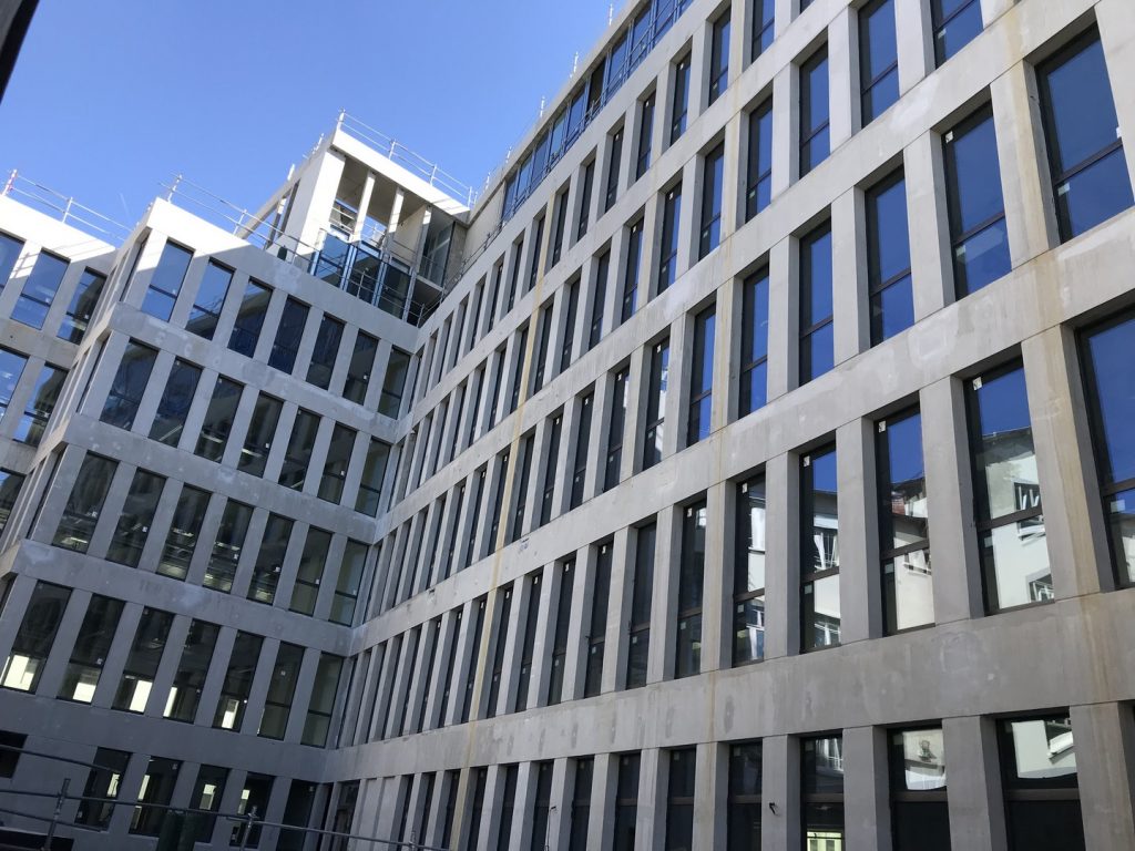 Travaux de gros-oeuvre terminés sur la façade de l'immeuble de bureaux  Berthelot à Lyon
