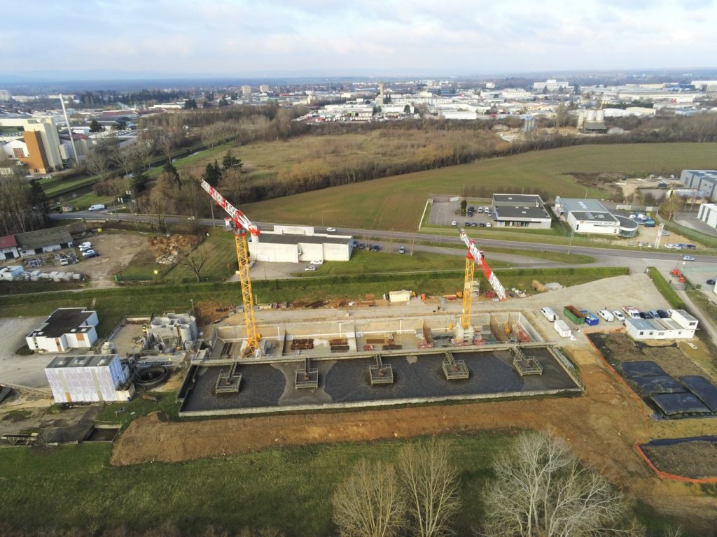 Vue aérienne du site en travaux avec deux grues à tour