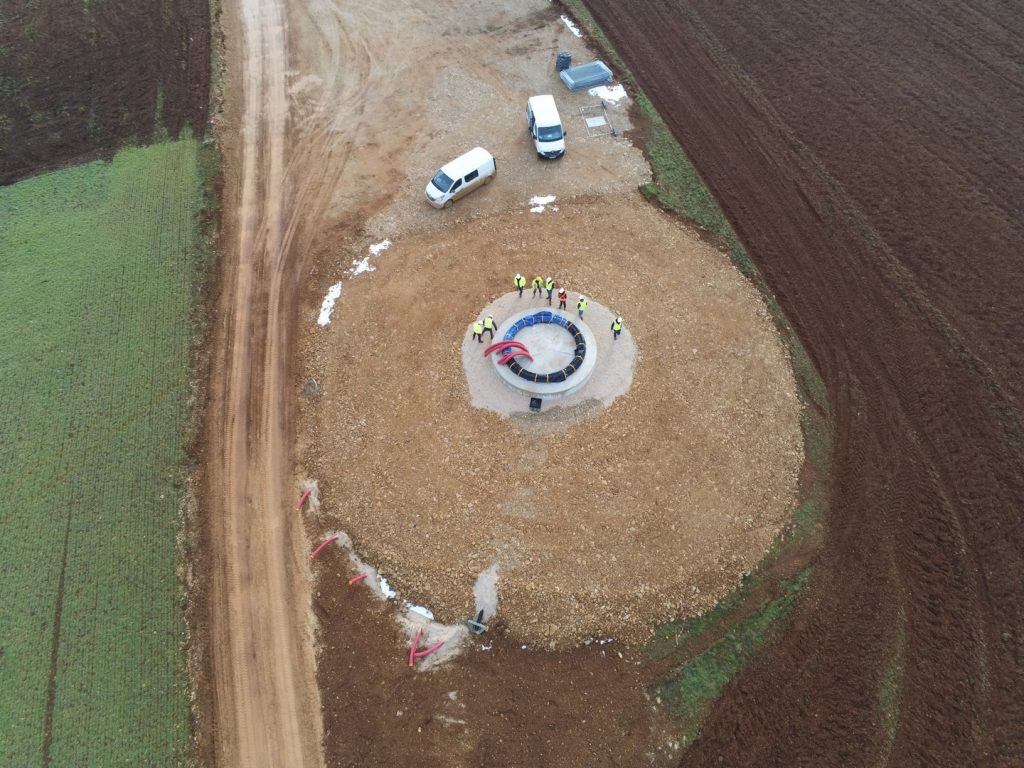Base enterree d'un massif éolien vu au drone
